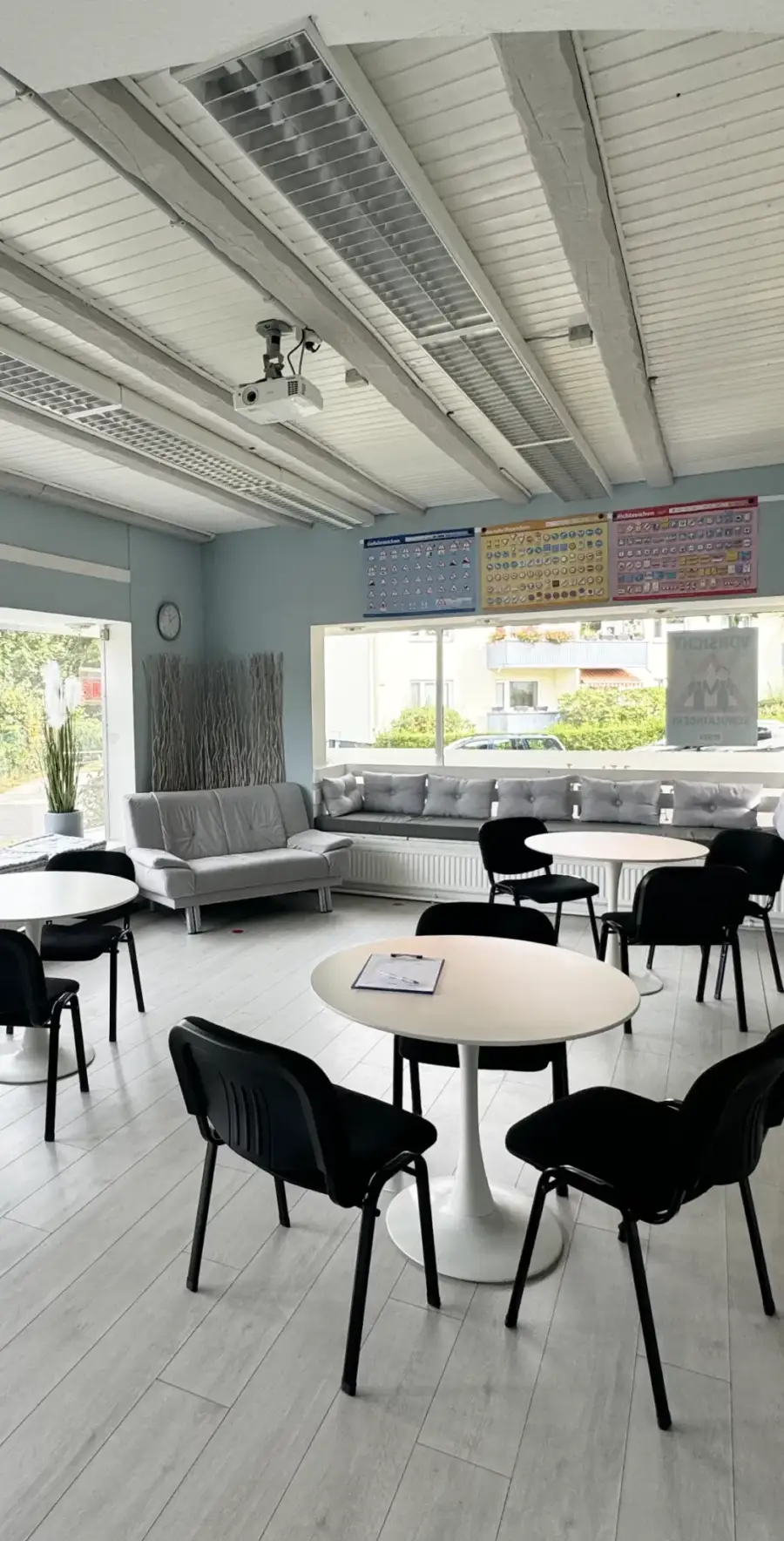 Heller Schulungsraum von Nicoles Fahrschule in Lübeck